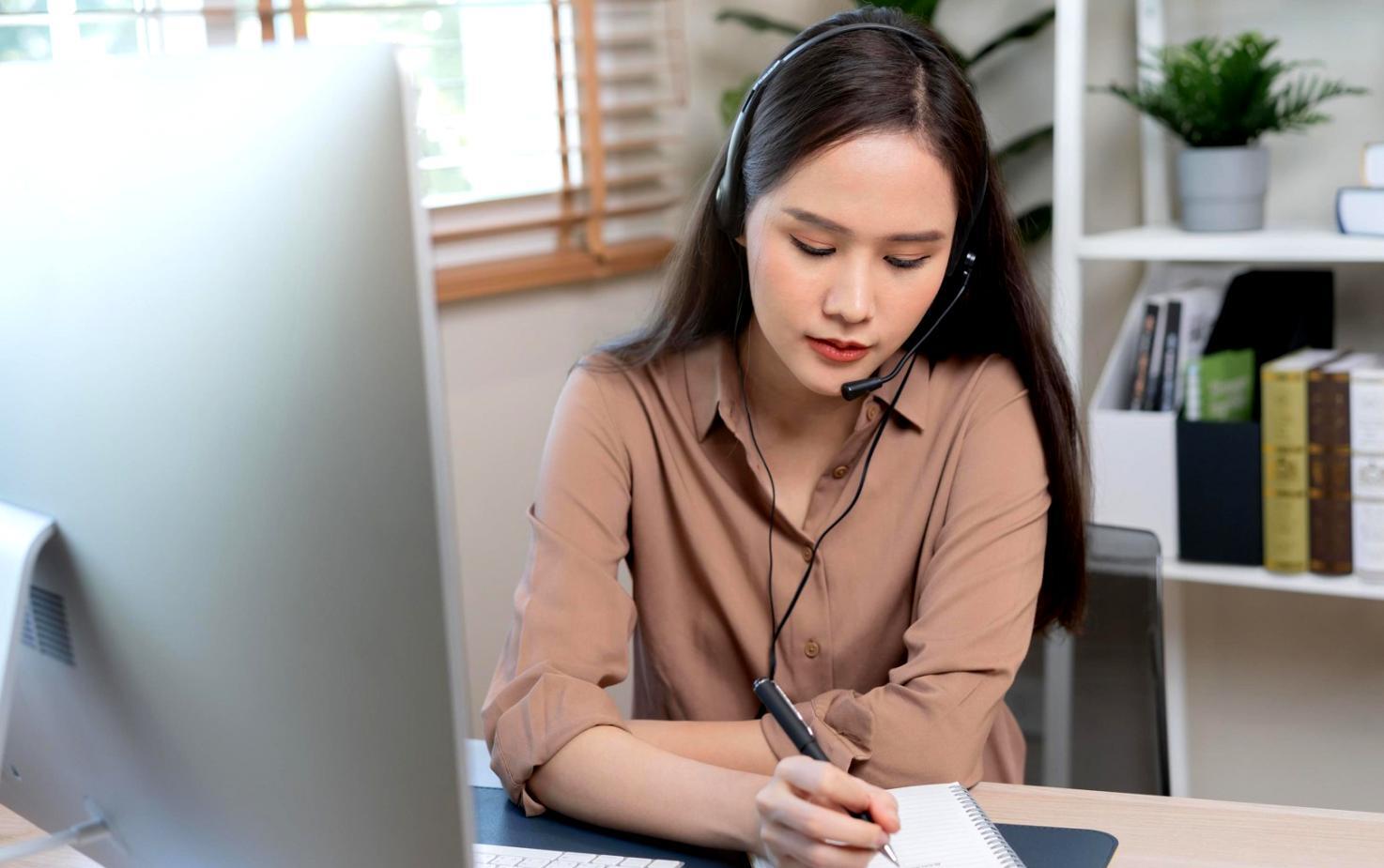 Persona revisando documentos financieros con calculadora y tablet
